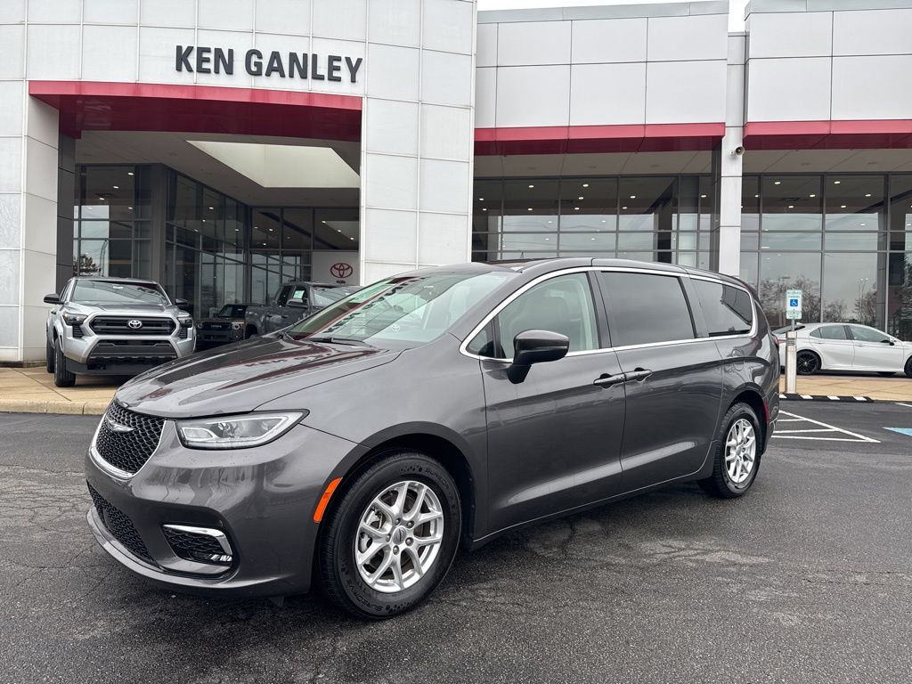2023 Chrysler Pacifica Touring L photo