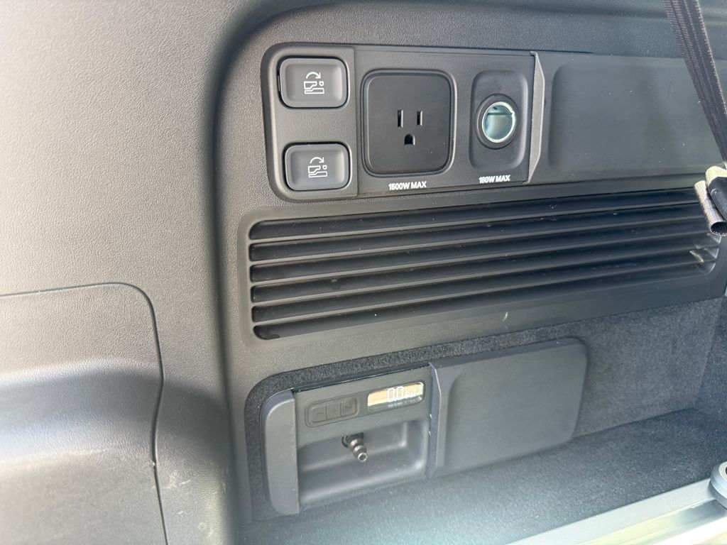 Interior 16