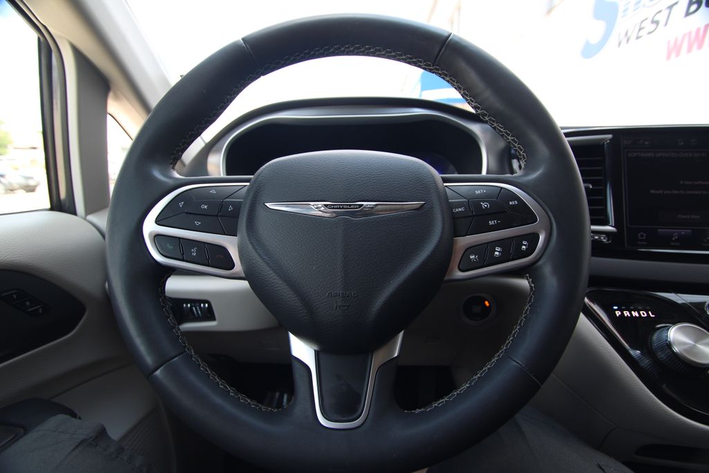Used 2023 Chrysler Pacifica Van