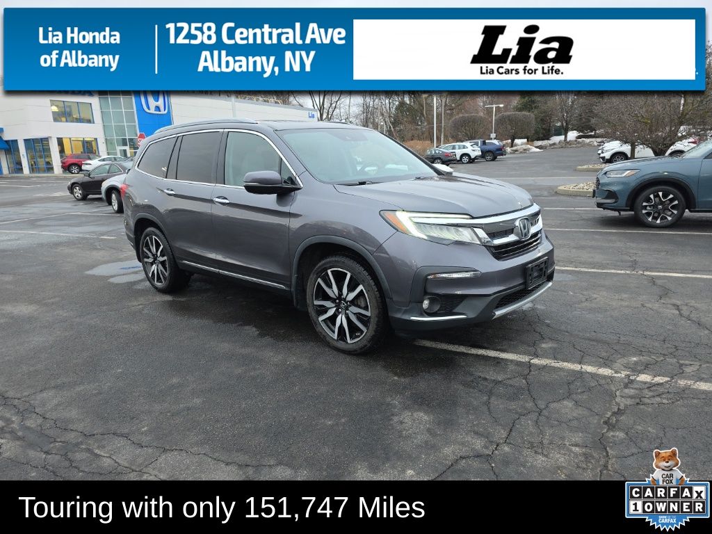2019 Honda Pilot Touring AWD with Rear Captain's Chairs