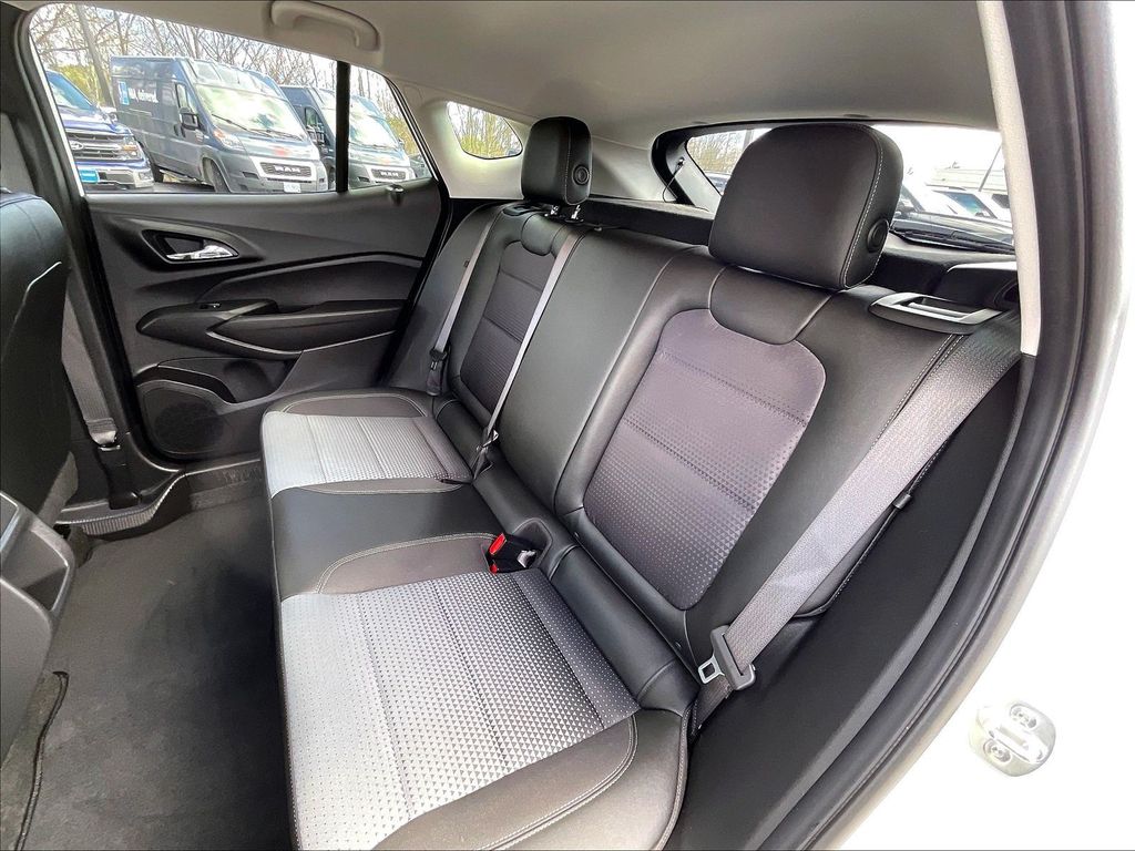 2025 Chevrolet Trax — photo 14