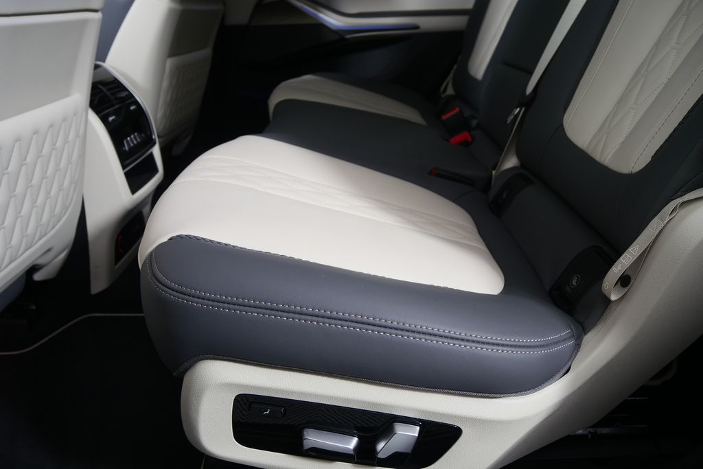 Thumbnail: 2023 BMW X7 - 15