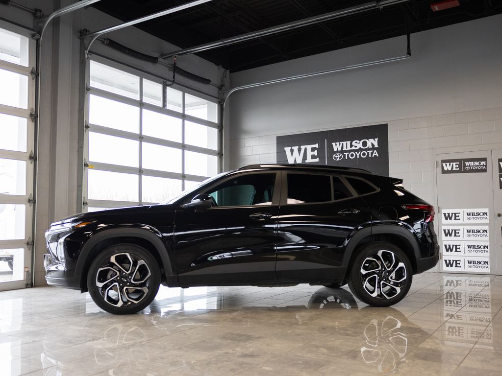 Mosaic Black Metallic 2025 Chevrolet Trax RS with 2RS FWD SUV / Crossover Front-Wheel Drive 6-Speed Automatic