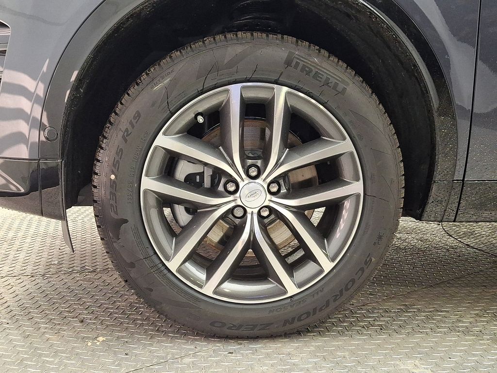 Thumbnail: 2026 Land Rover Discovery Sport - 5