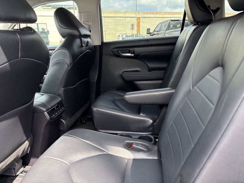 Used Car 2024 Toyota Highlander  Xle For Sale Under $50,000 In Austin, Texas