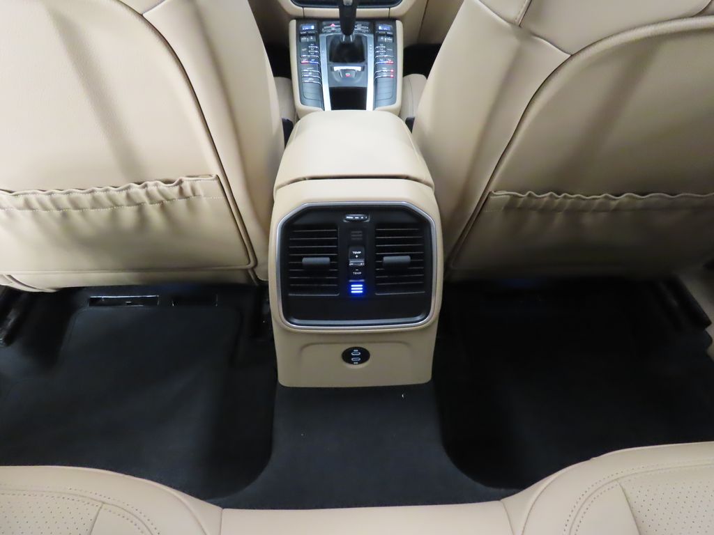 Thumbnail: 2021 Porsche Macan - 32