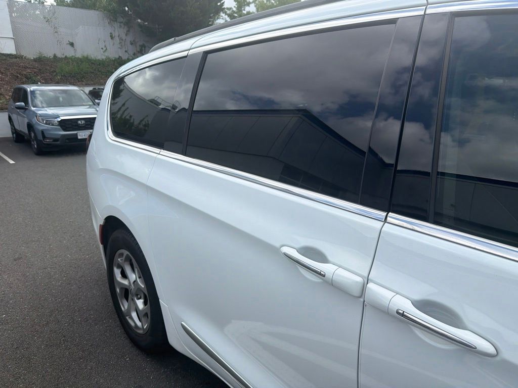 2023 Bright White Clearcoat Chrysler Pacifica Limited FWD Van