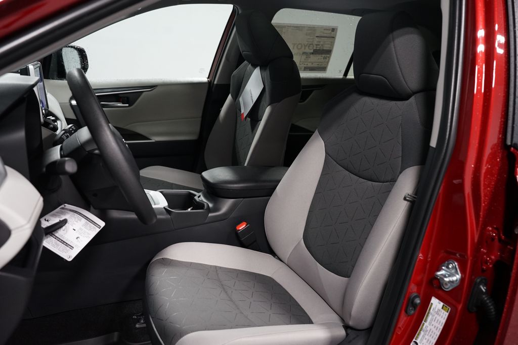 2025 Toyota RAV4 XLE 27