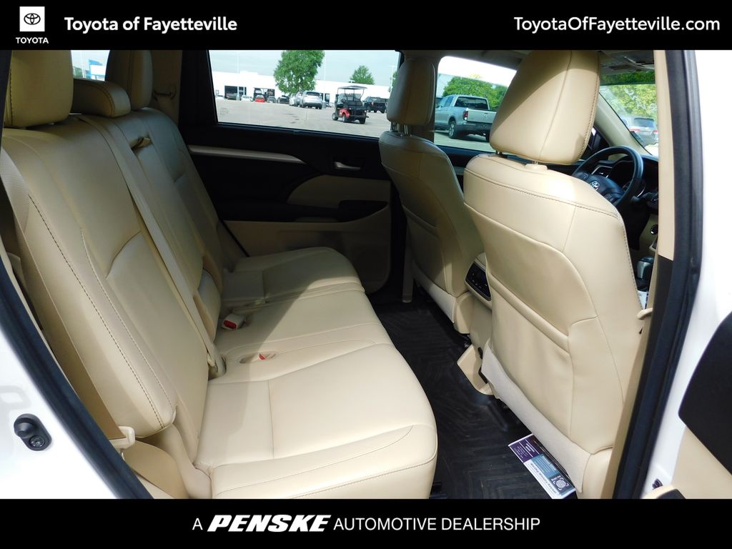 Thumbnail: 2016 Toyota Highlander - 5