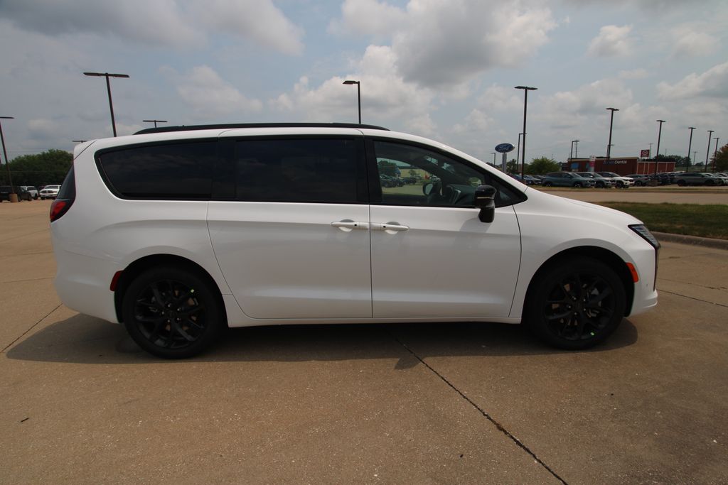 New 2027 Chrysler Pacifica Van