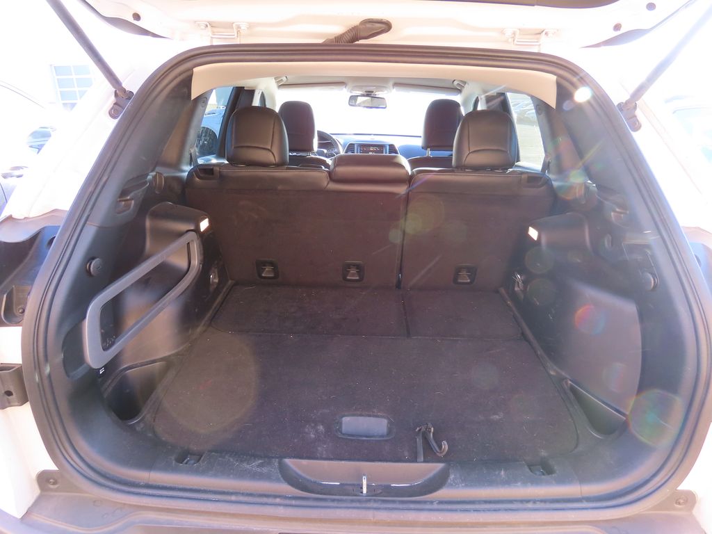 Thumbnail: 2018 Jeep Cherokee - 12