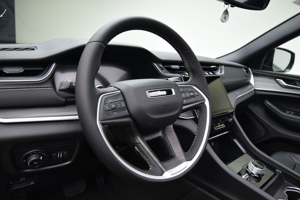 new 2025 Jeep Grand Cherokee car, priced at $44,555