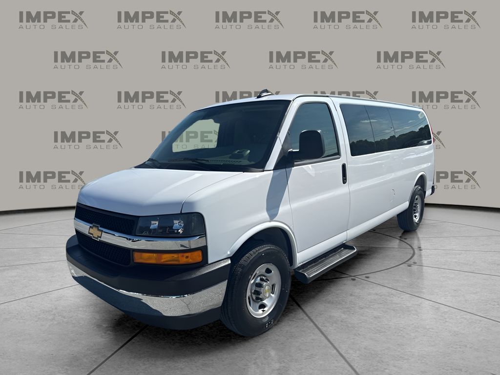 2025 Chevrolet Express 3500 LT Extended's photo