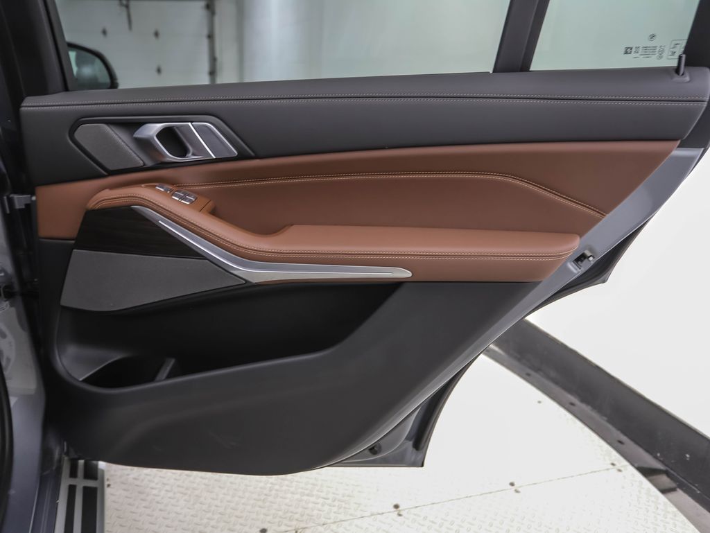 Thumbnail: 2024 BMW X7 - 31