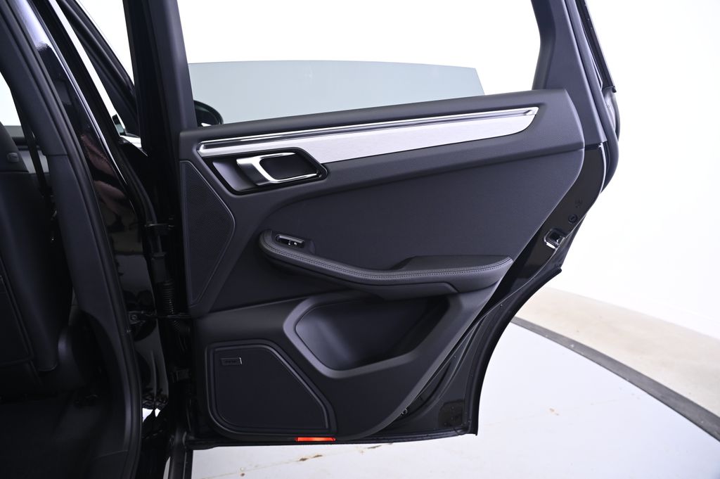 Thumbnail: 2025 Porsche Macan - 16