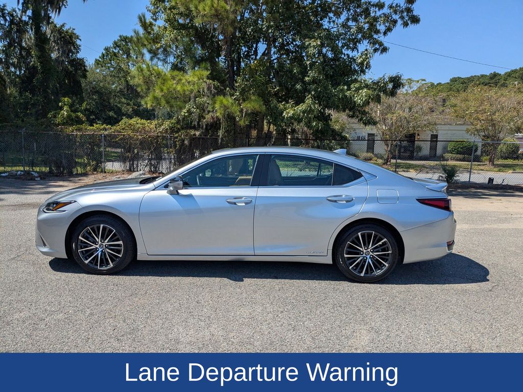 2022 Lexus ES 300h 