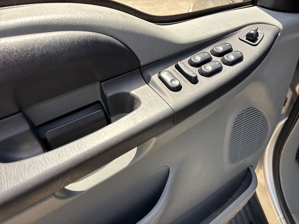 Used 2005 Silver Ford XLS image 16