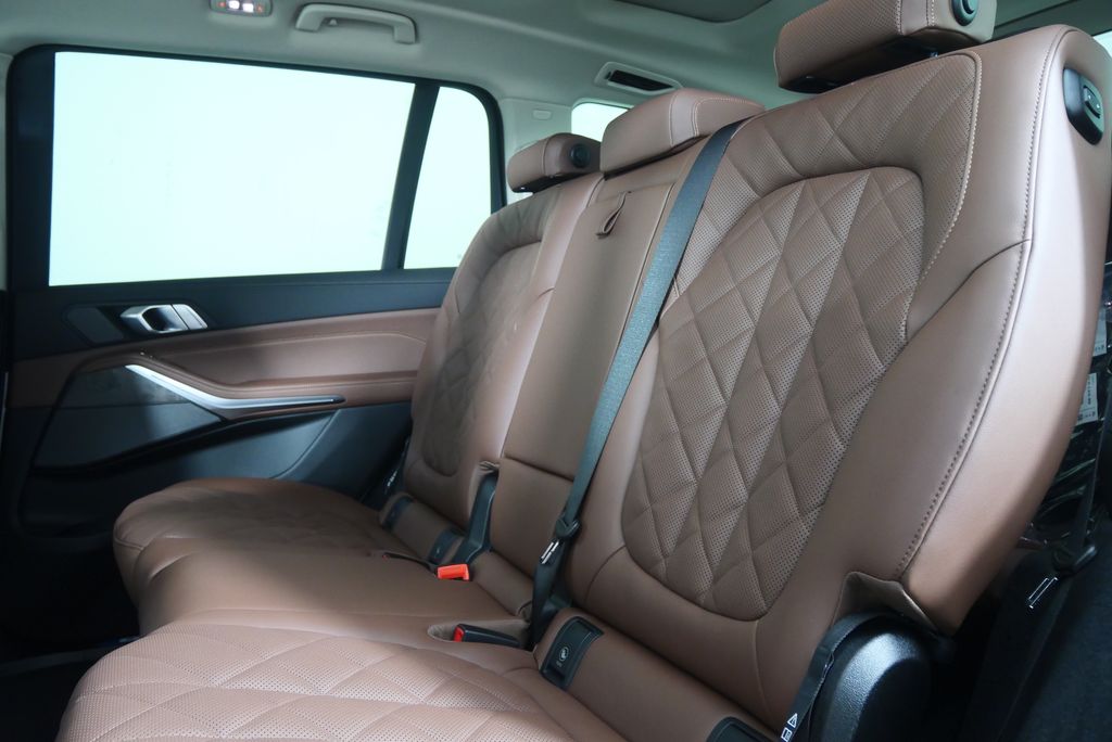 Thumbnail: 2026 BMW X7 - 15