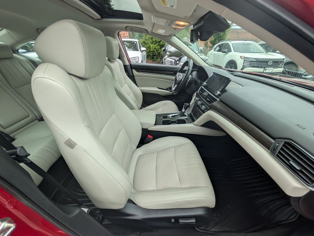 Used 2018 Red Honda Touring image 28