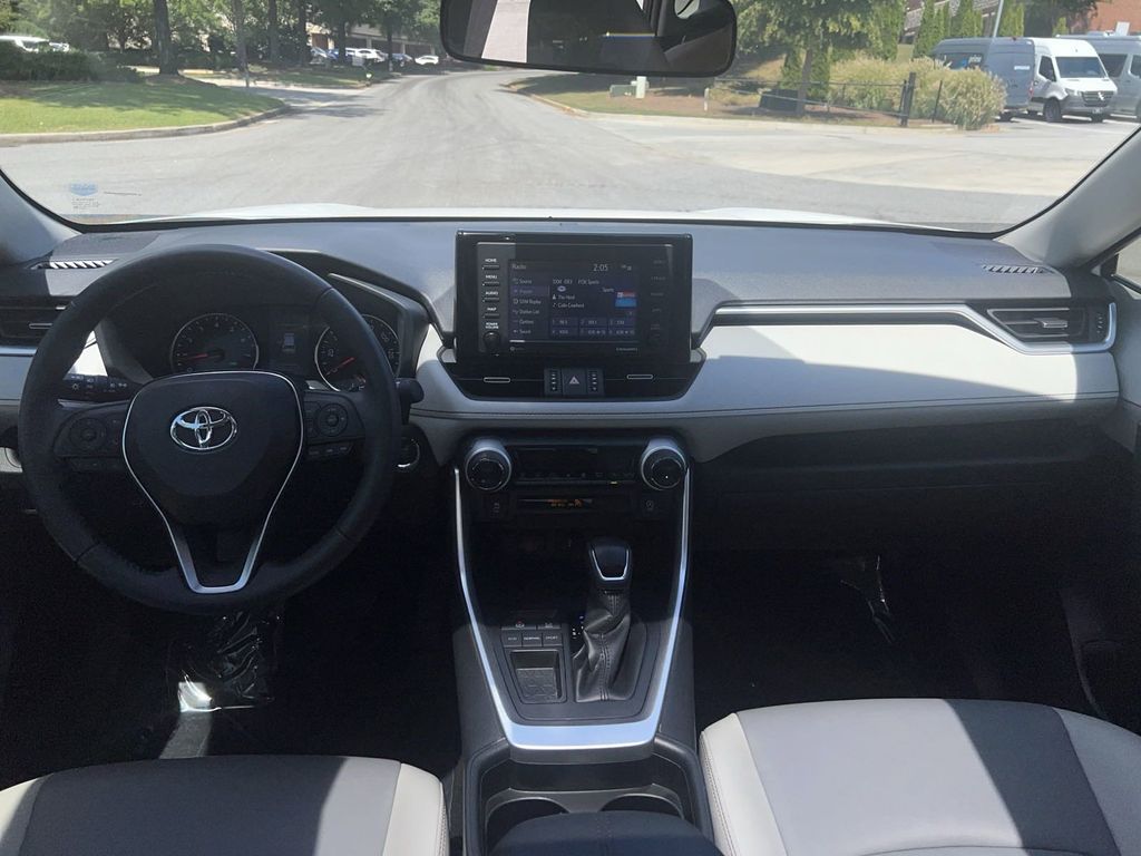 2020 Toyota RAV4 XLE Premium 24