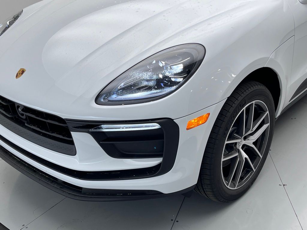 2025 Porsche Macan  30