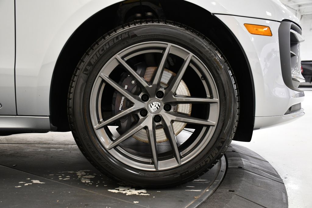 Thumbnail: 2026 Porsche Macan - 19