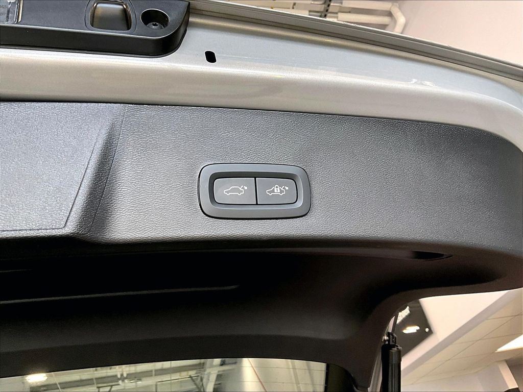2025 Volvo XC40 — photo 25