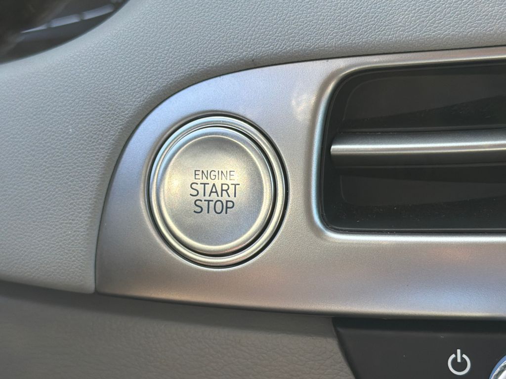Used 2025 White Hyundai SEL image 31