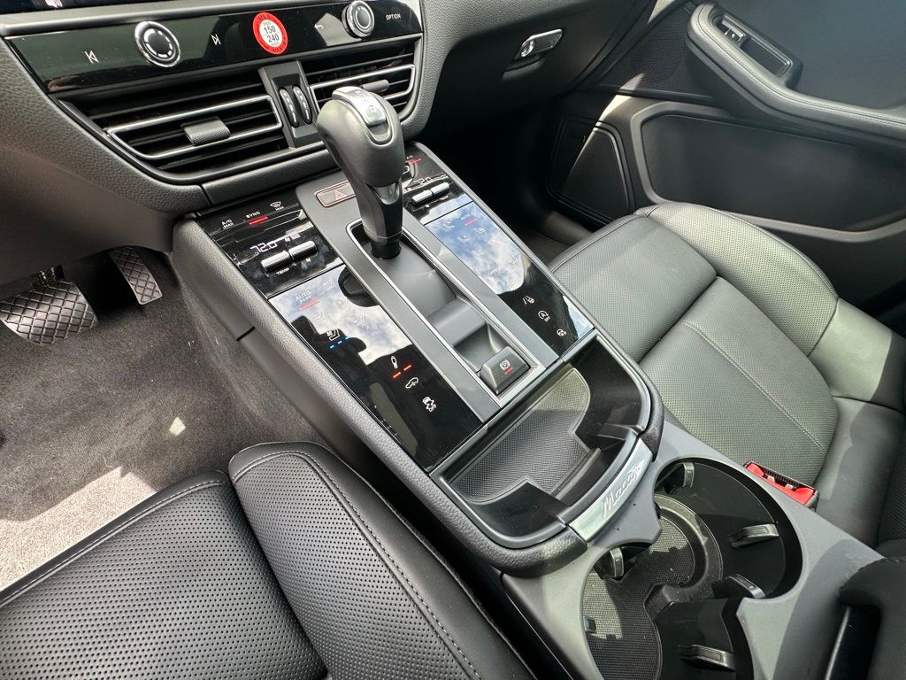 Thumbnail: 2026 Porsche Macan - 30