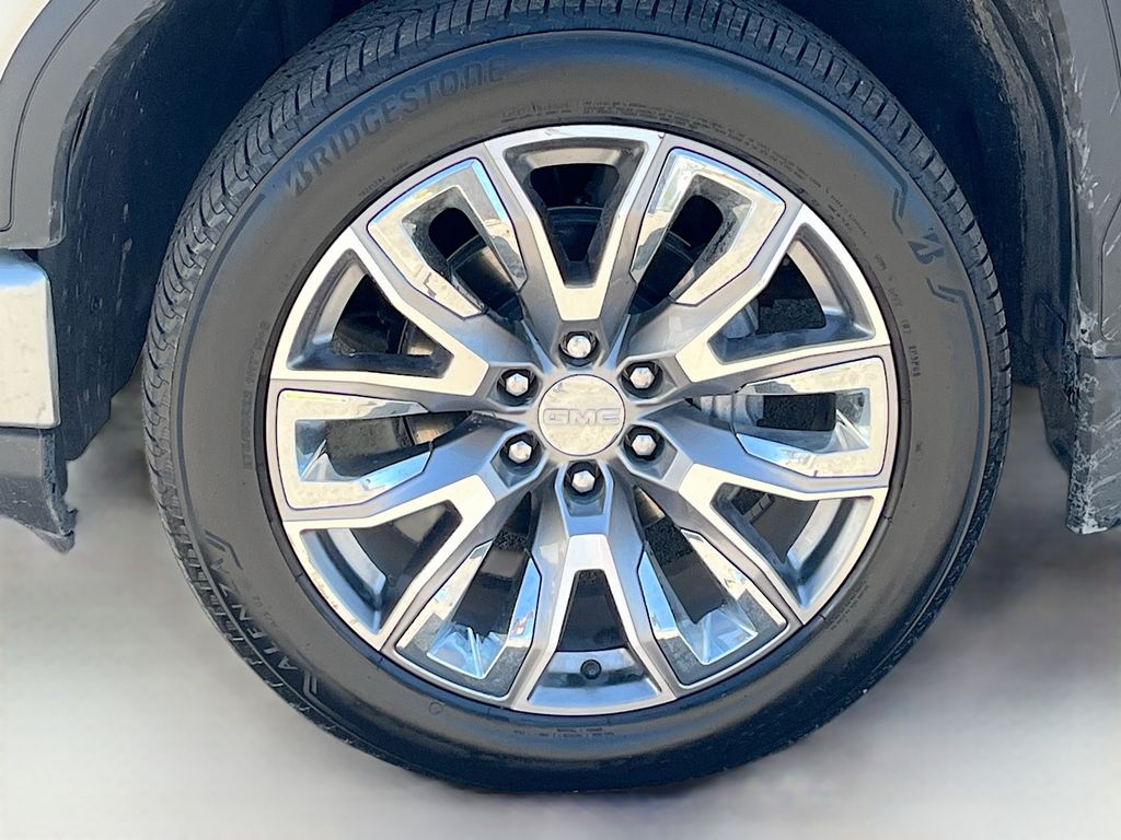 Used 2025 Silver GMC Denali image 32