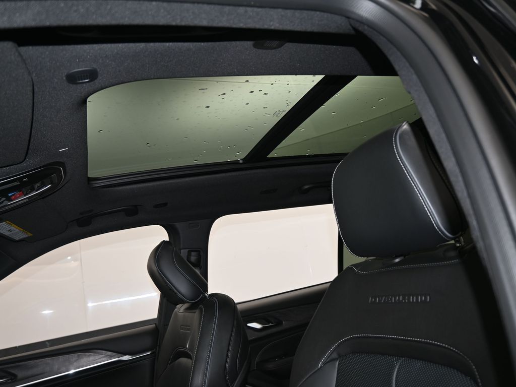 New 2025 Diamond Black Crystal Pearlcoat Jeep Overland image 11