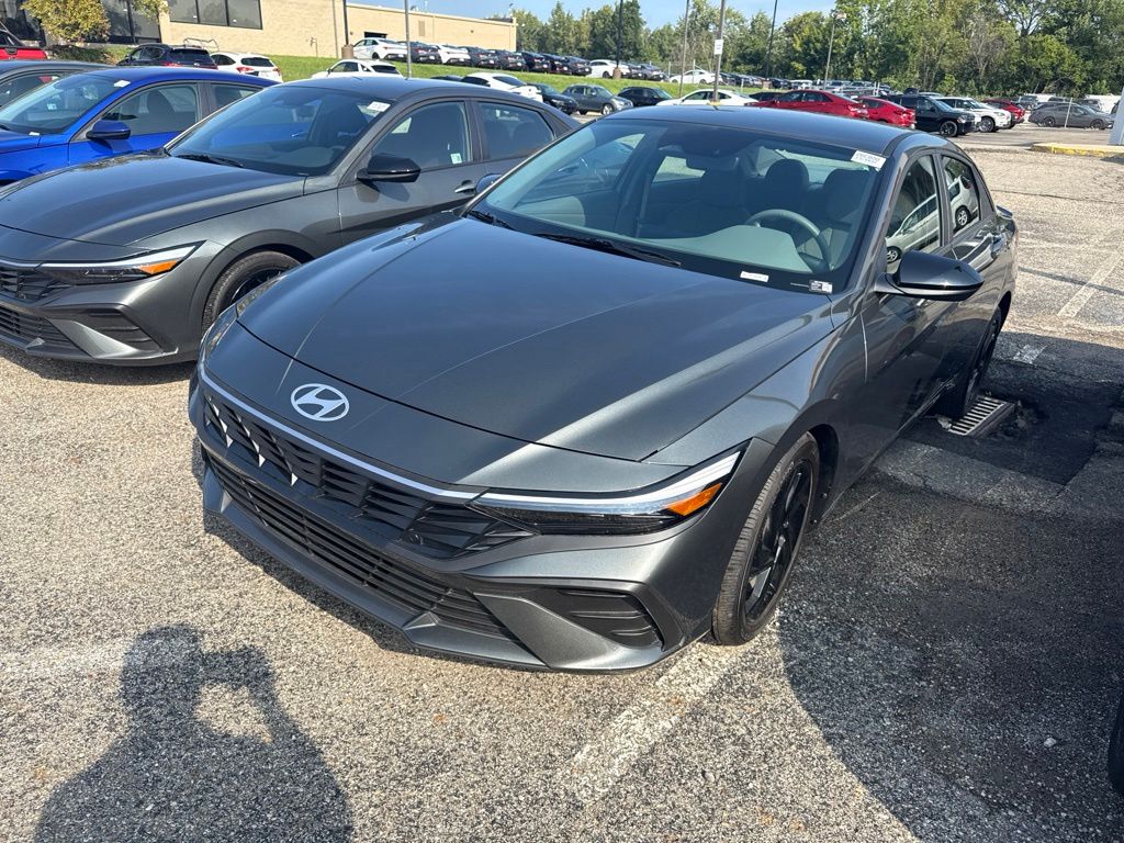 Amazon Gray 2026 Hyundai Elantra Sedan Front-Wheel Drive Continuously Variable Transmission