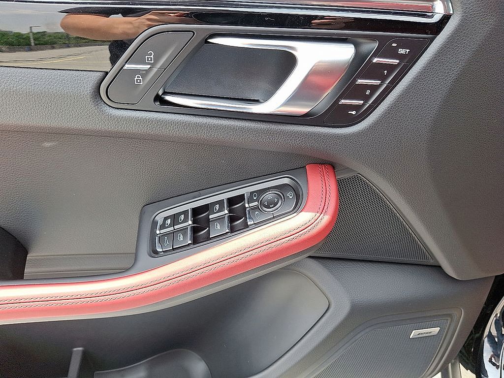 Thumbnail: 2025 Porsche Macan - 16