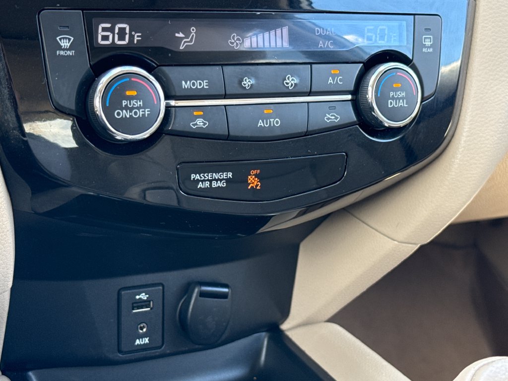Used 2014 White Nissan SL image 24