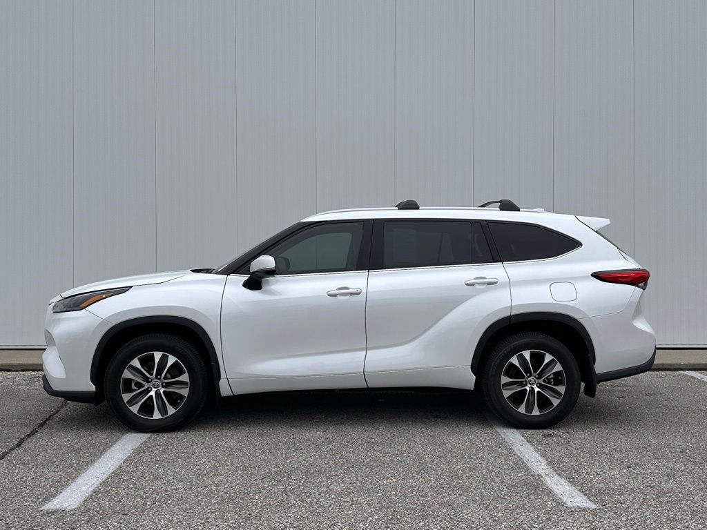 White 2022 Toyota Highlander XLE AWD SUV / Crossover All-Wheel Drive 8-Speed Automatic