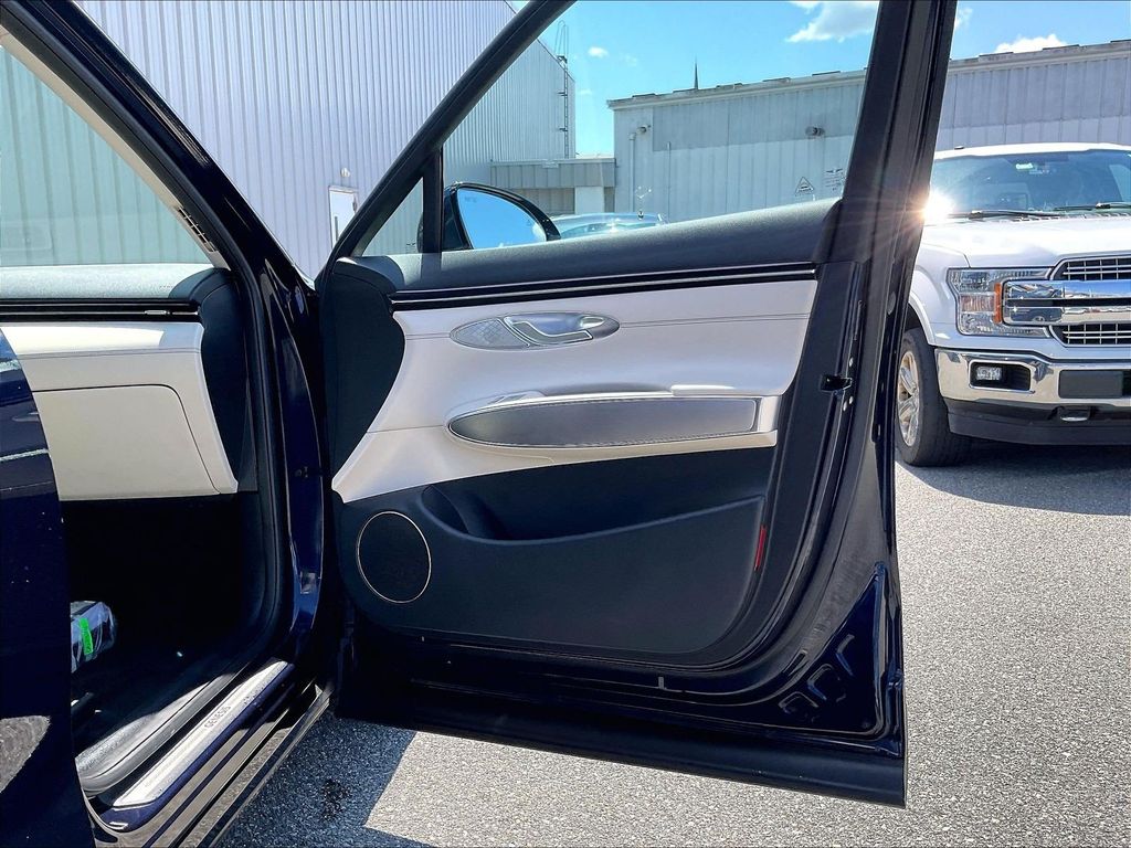 2026 Genesis GV70 — photo 12