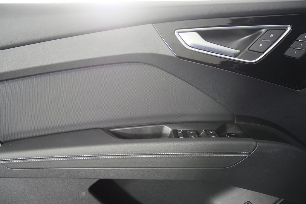 Thumbnail: 2022 Audi Q4 e-tron - 9