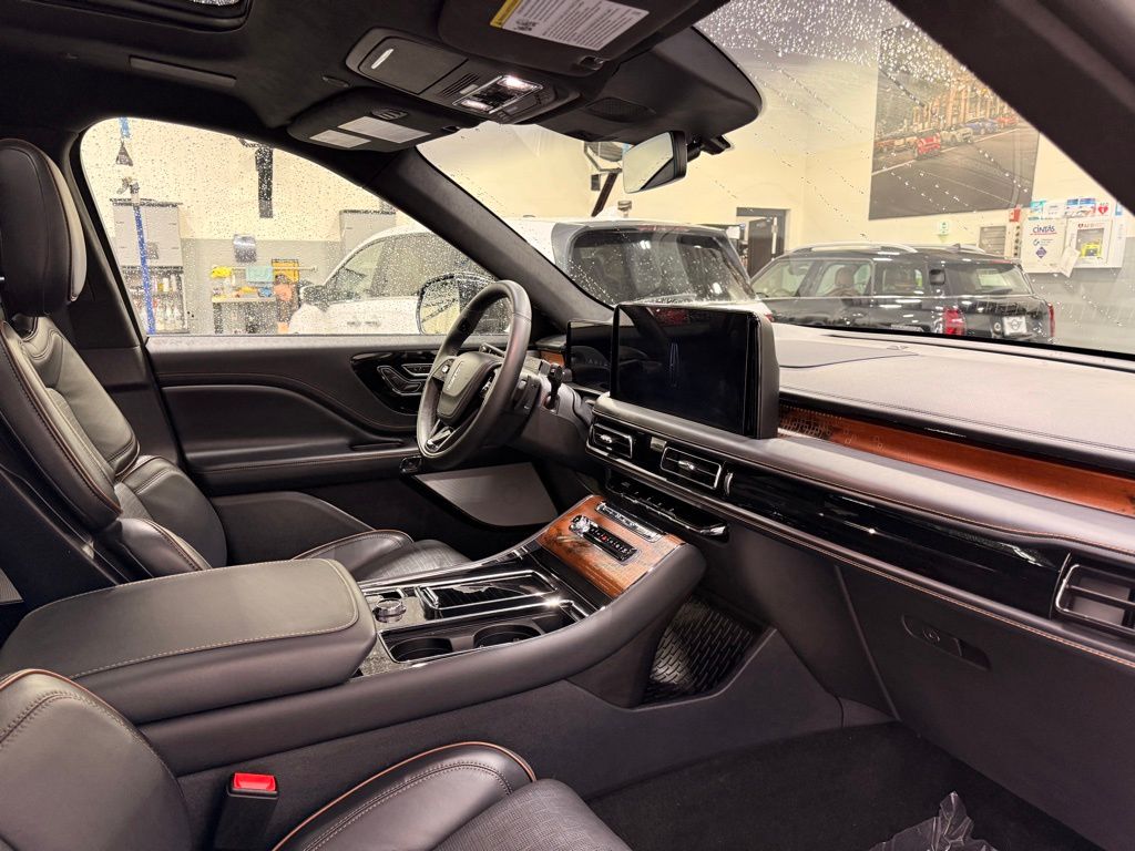 Thumbnail: 2025 Lincoln Aviator - 29