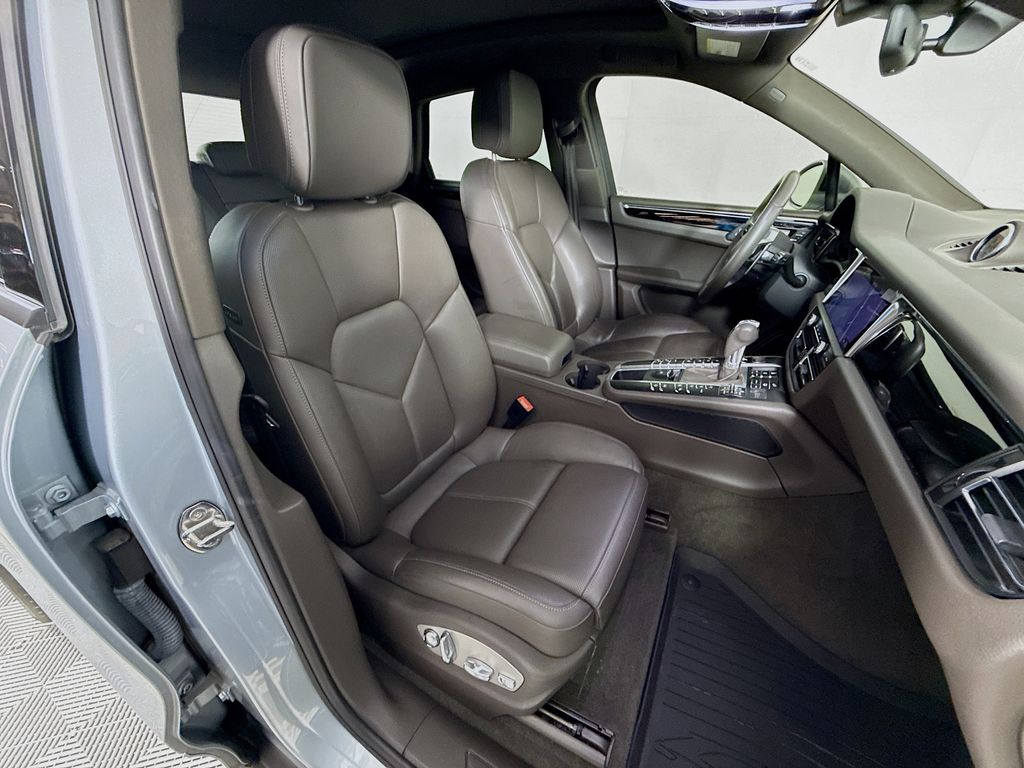 Thumbnail: 2020 Porsche Macan - 30