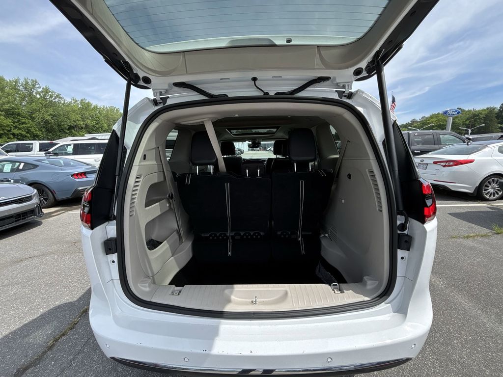 Used 2024 White Chrysler Limited image 22
