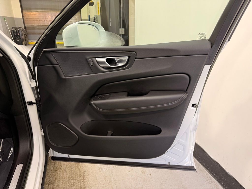 Thumbnail: 2023 Volvo XC60 - 27