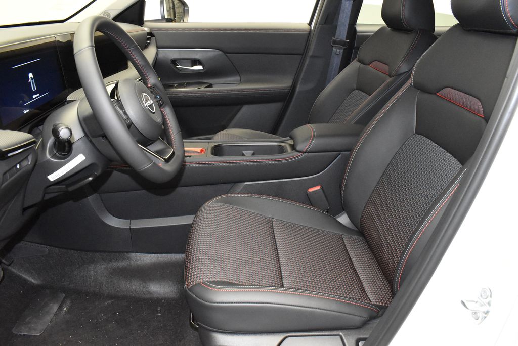 2025 Nissan Kicks SR 13