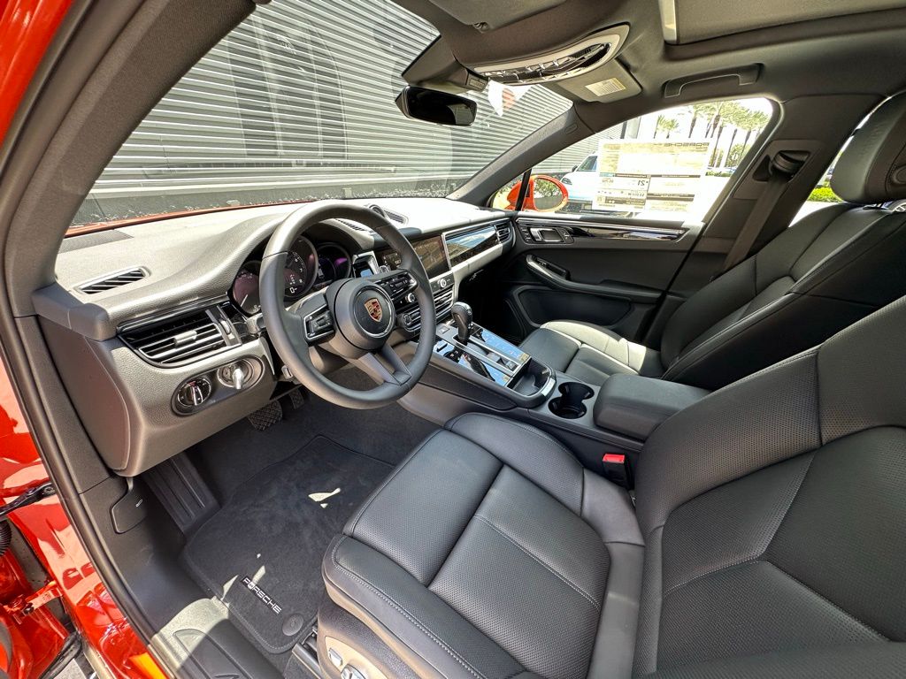 Thumbnail: 2025 Porsche Macan - 4