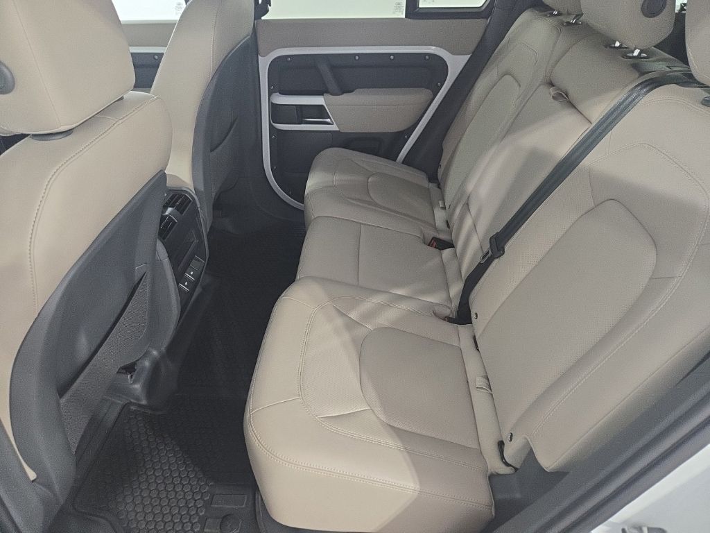 Used 2023  Land Rover S image 19