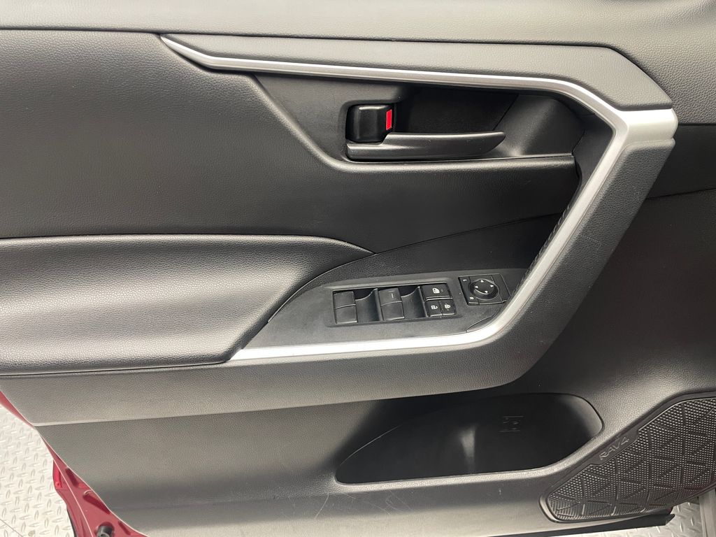 2021 Toyota RAV4 LE 9