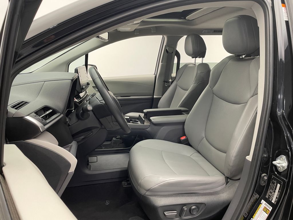 2023 Toyota Sienna XLE 13