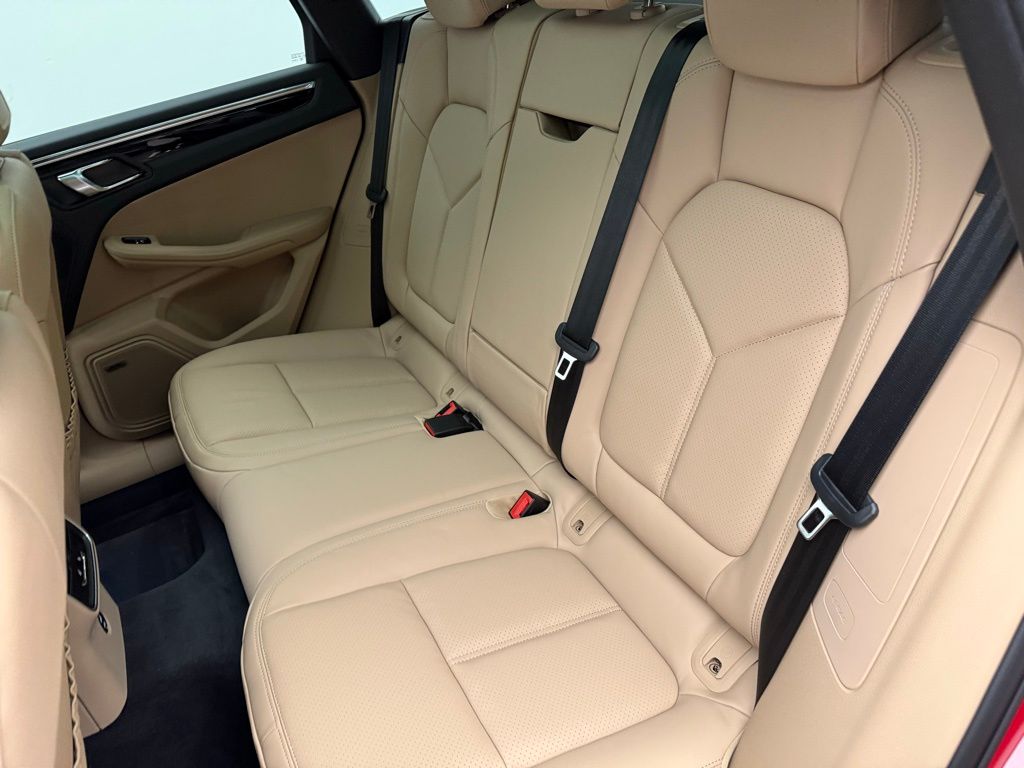 Thumbnail: 2026 Porsche Macan - 23