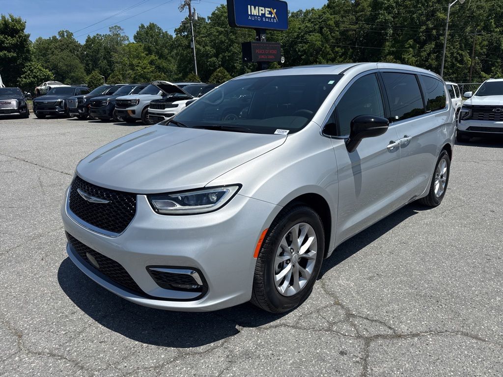2026 Chrysler Pacifica Limited's photo