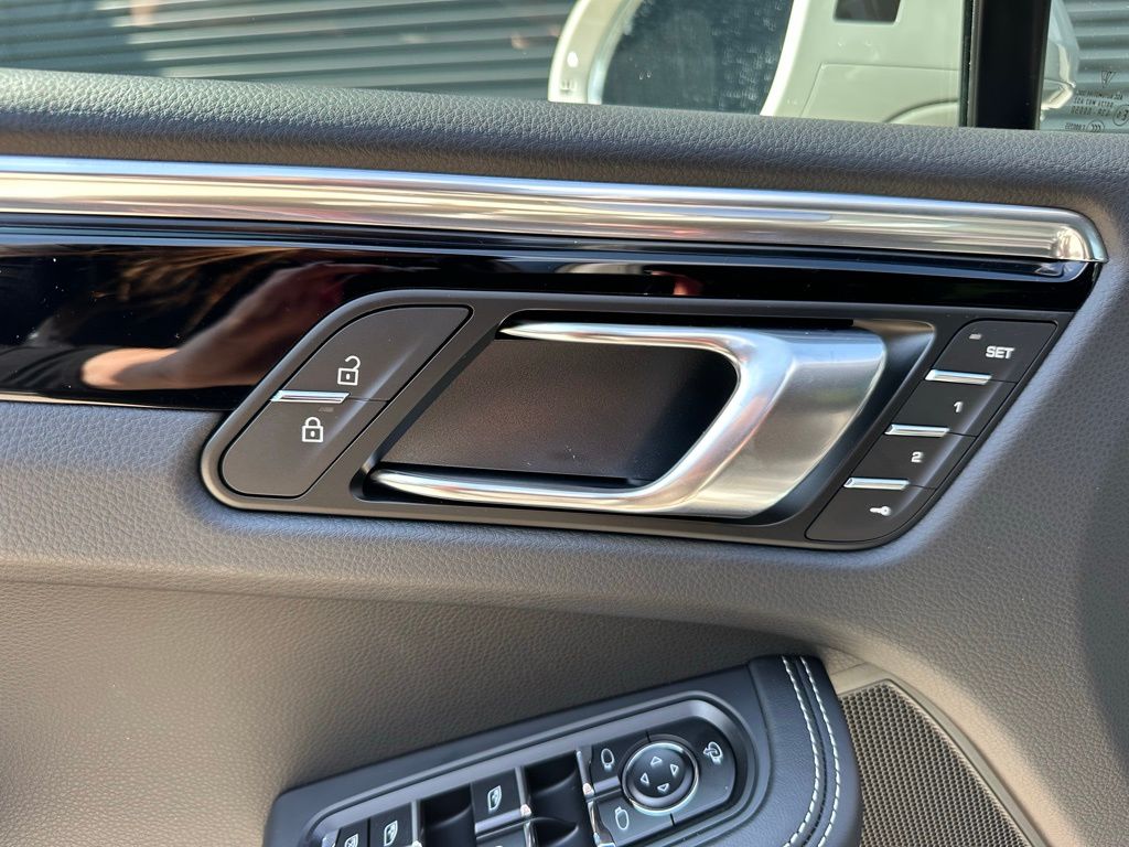 Thumbnail: 2026 Porsche Macan - 21