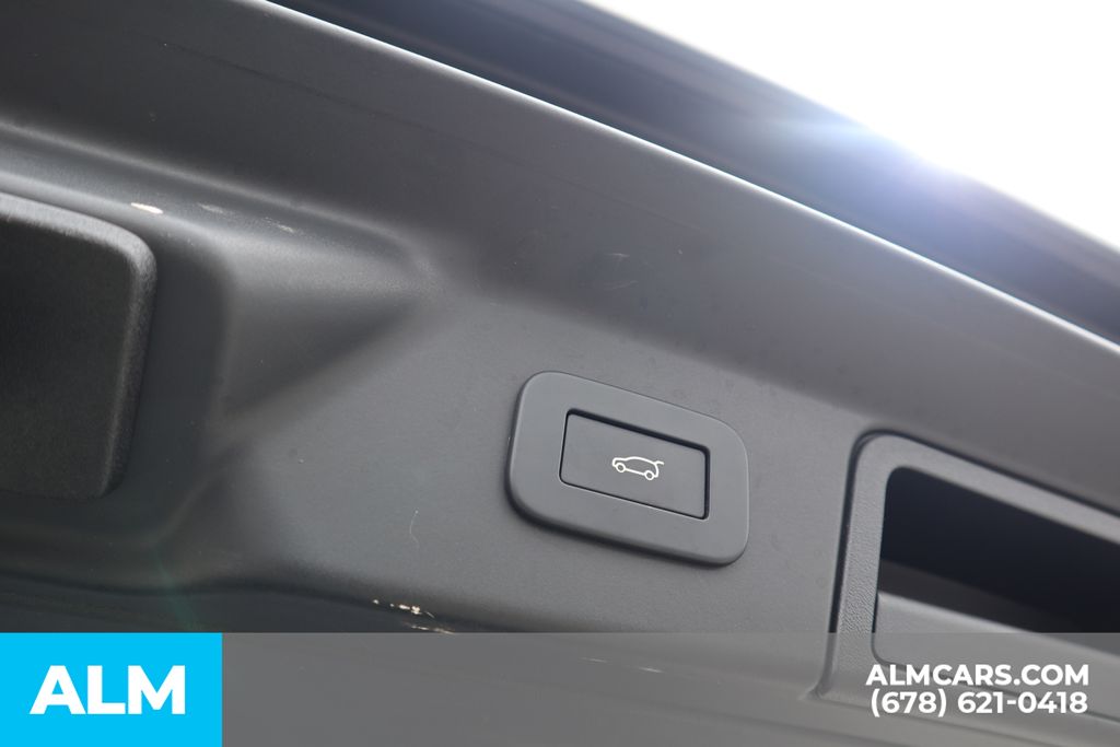 Used 2024 Silver Land Rover Dynamic SE image 21